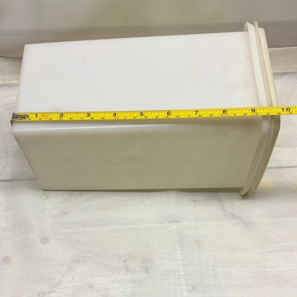 Tupperware “Saltine Saver” Cream Storage Container